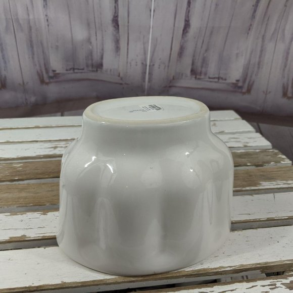 Crate & barrel cathedral mold Jell-O porcelain whi